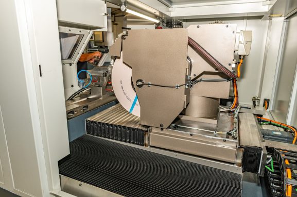 Großzügige Wartungstüre 
für Schleifscheibenwechsel